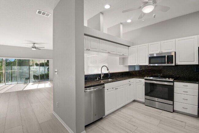 Building Photo - "Spacious 3-Bed, 2-Bath Condo Retreat in V...