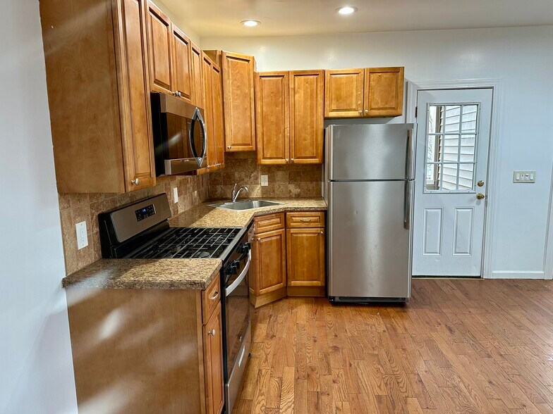 Building Photo - 37 Independence St