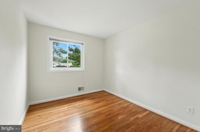 Building Photo - 5011 Roslyn Rd