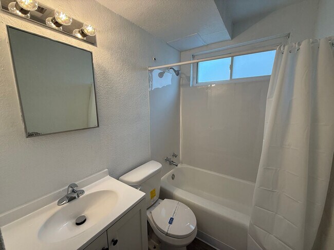 Building Photo - 2606 E Hennepin Ave