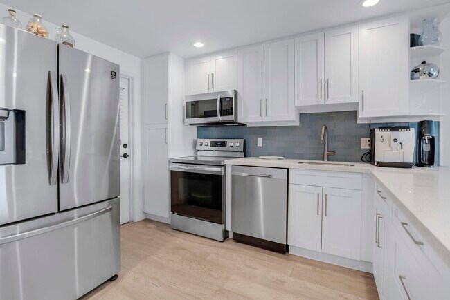 Building Photo - 2800 N Palm Aire Dr