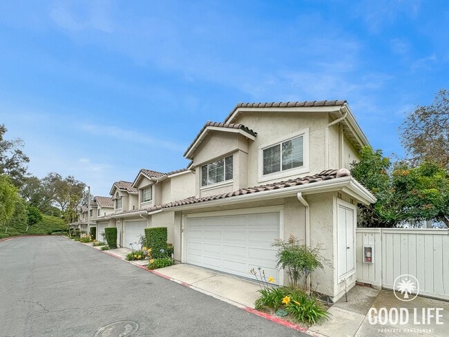 Building Photo - Fully Renovated End-Unit 3BD/2.5BA in Lake Forest with Views, Private Yard & 2-Car Garage