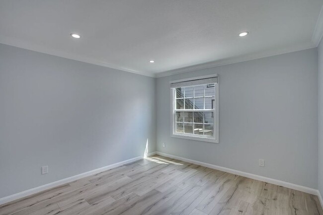 Building Photo - Remodeled 1 bedroom/1 bath apartment with ...