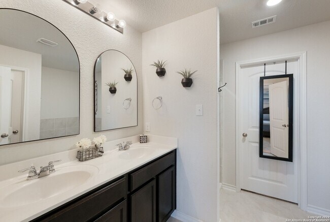 Building Photo - 5927 Hindes Stone