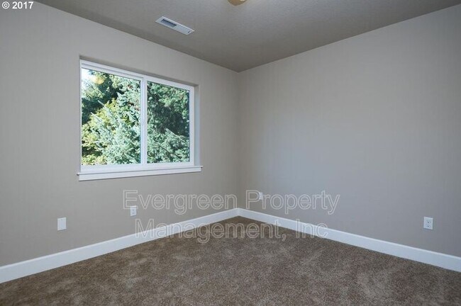 Building Photo - 7014 N Fessenden St