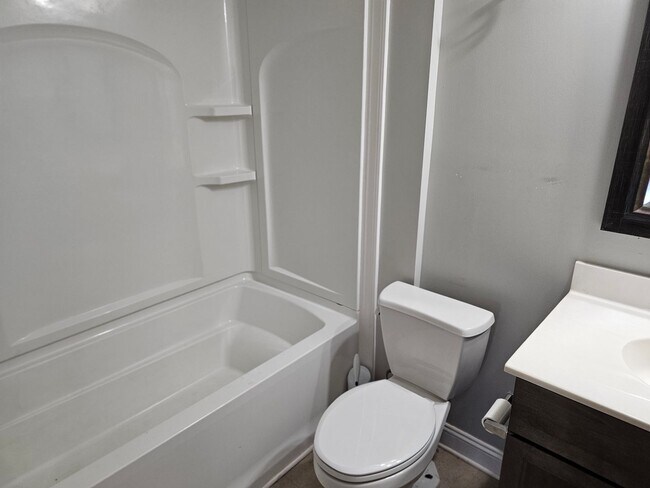 Building Photo - 103 E Main St