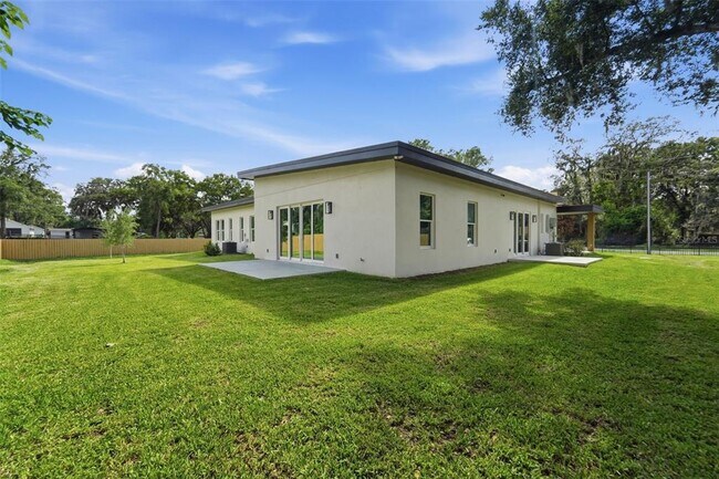 Building Photo - 561 N Thompson Rd