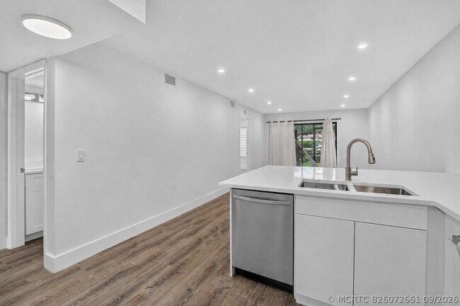 Building Photo - 21950 Soundview Terrace