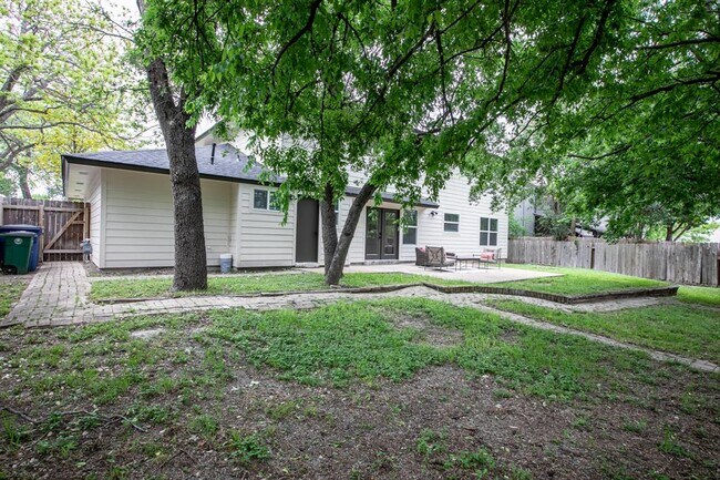 Building Photo - 2011 Malvern Hill Dr