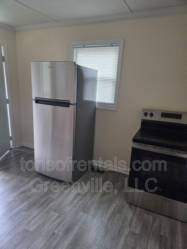 Building Photo - 733 Fairfax St