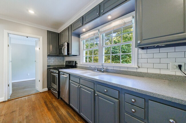 Building Photo - 2311 Pembrook Pl NE