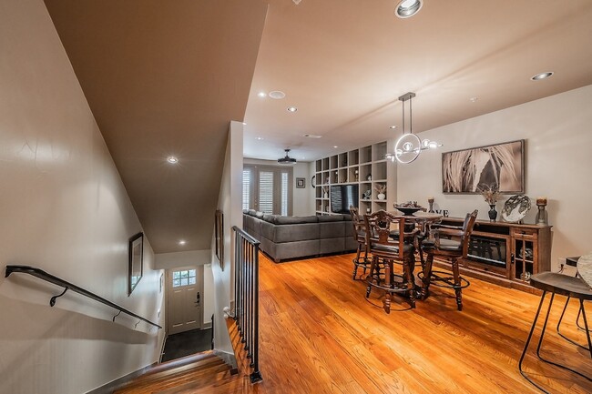 Building Photo - 6350 Oriole Dr