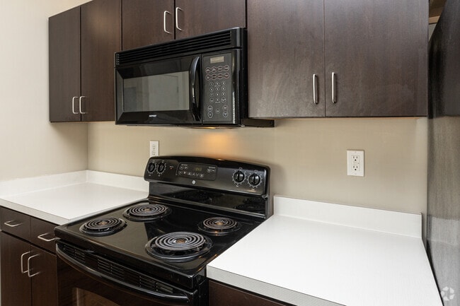 1BR, 1BA - 610 SF - Kitchen - Park Edge Apartments