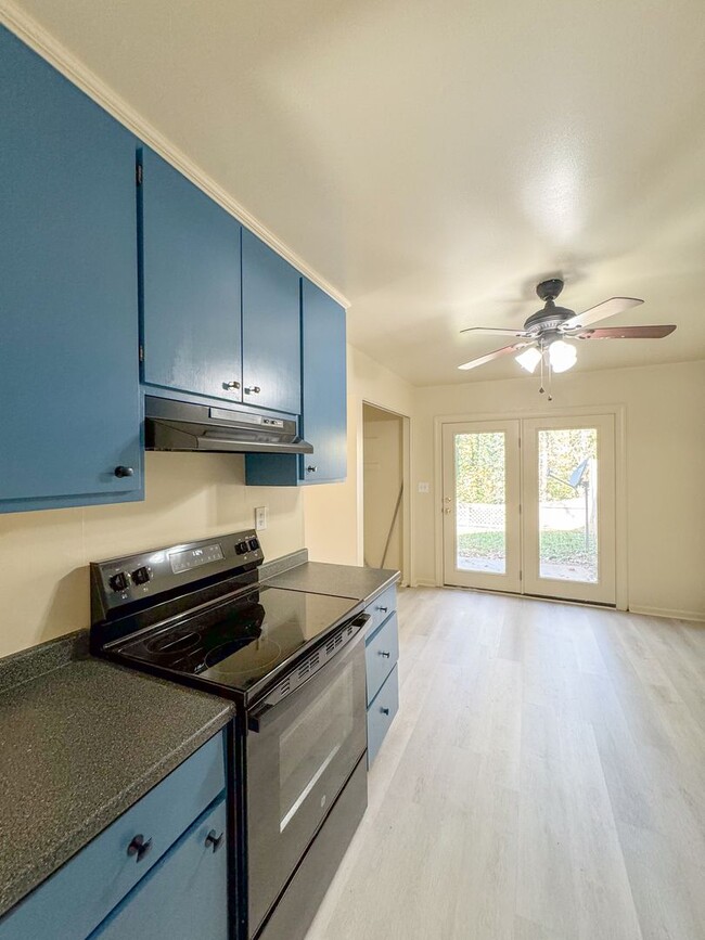 Building Photo - 3Bedroom/1.5Bath Charlottesville Townhouse...