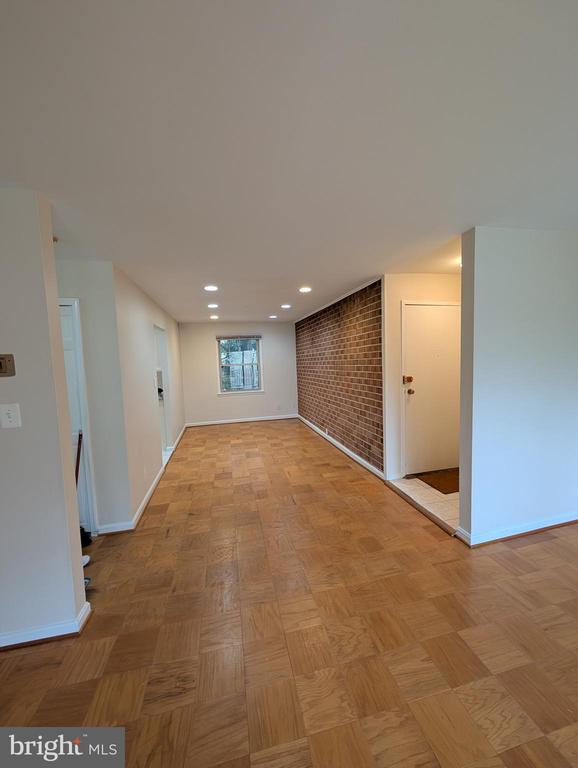 Building Photo - 5964 Westchester Park Dr