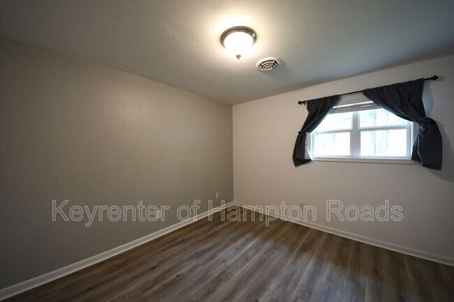 Building Photo - 823 Brentwood Dr