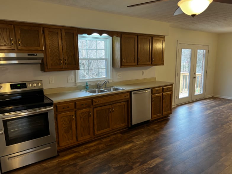 Building Photo - 911 Maplewood St