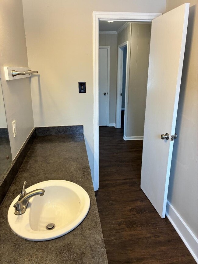 Building Photo - 803 Crawford St S