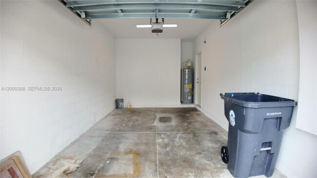 Building Photo - 4612 Hollister Ave