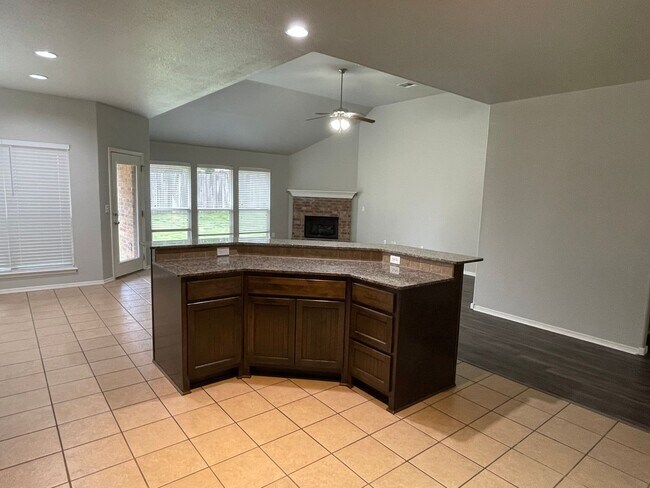 Building Photo - JENKS SCHOOLS - 3 bed with study and formal dining!!