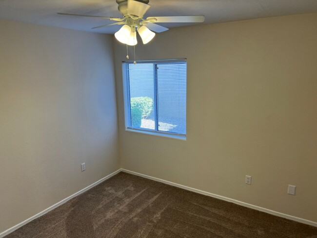 Building Photo - Move in Quick! 2 Bedroom Townhome in Sun C...