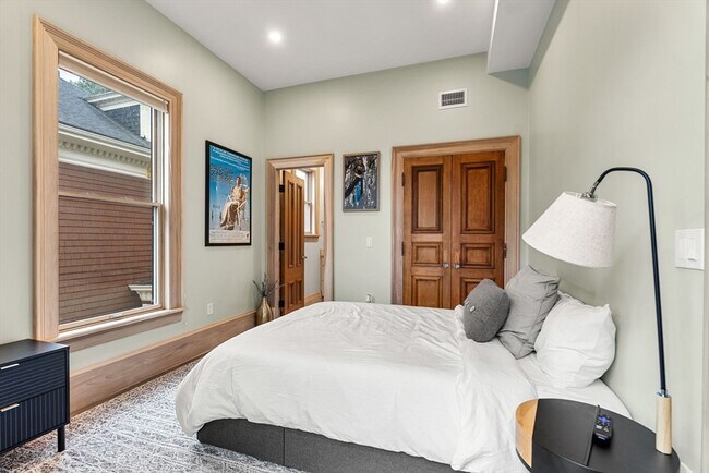 Building Photo - 6 Howland St
