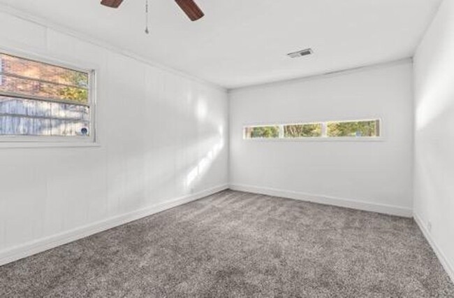 Building Photo - Charming and Newly Renovated 4 Bedroom 1 B...