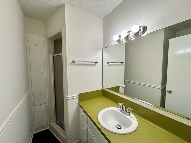 Building Photo - 208 E Lisa Dr
