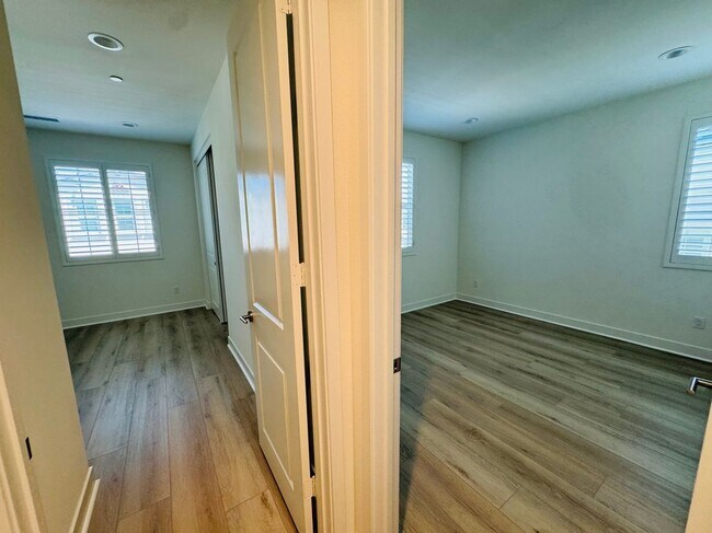 Building Photo - 8631 Mission Villa Dr