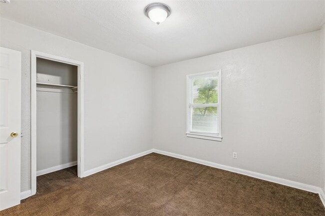 Building Photo - 306 W Mimosa Dr