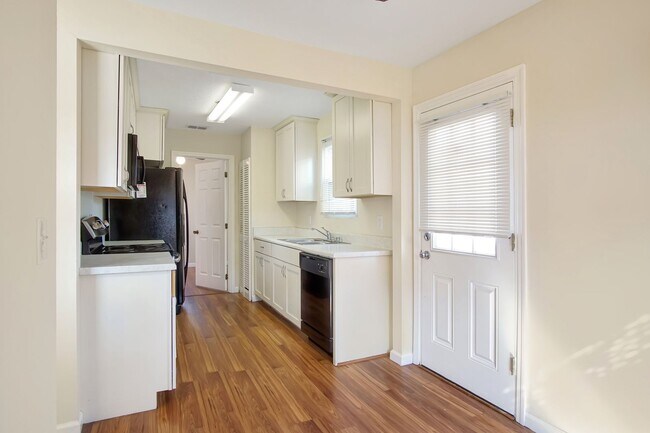 Building Photo - 3 bedroom 1 bath house in Midtown availabl...