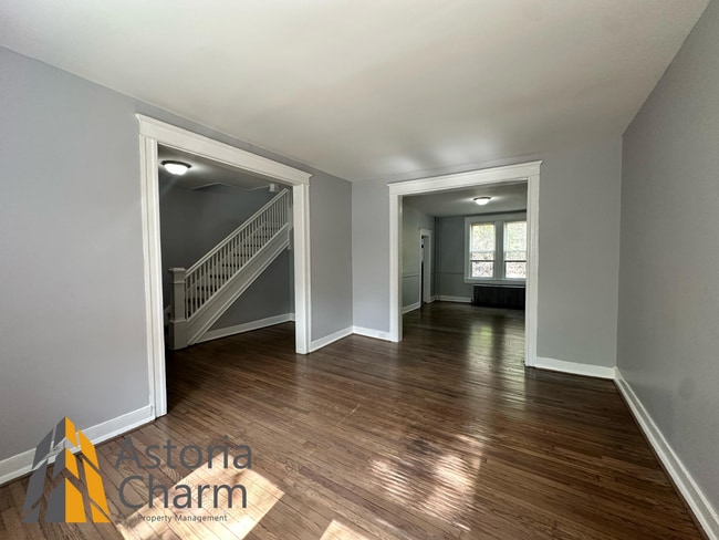 Building Photo - 4 bedroom 1 bath or 3 bedroom + den AVAILA...