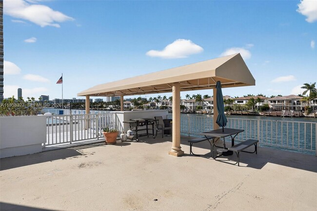 Building Photo - 1410 S Ocean Dr