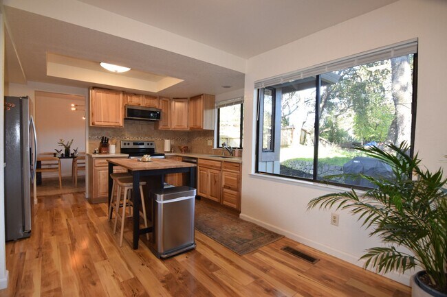 Building Photo - Beautiful 4bd/ 2.5 ba House
