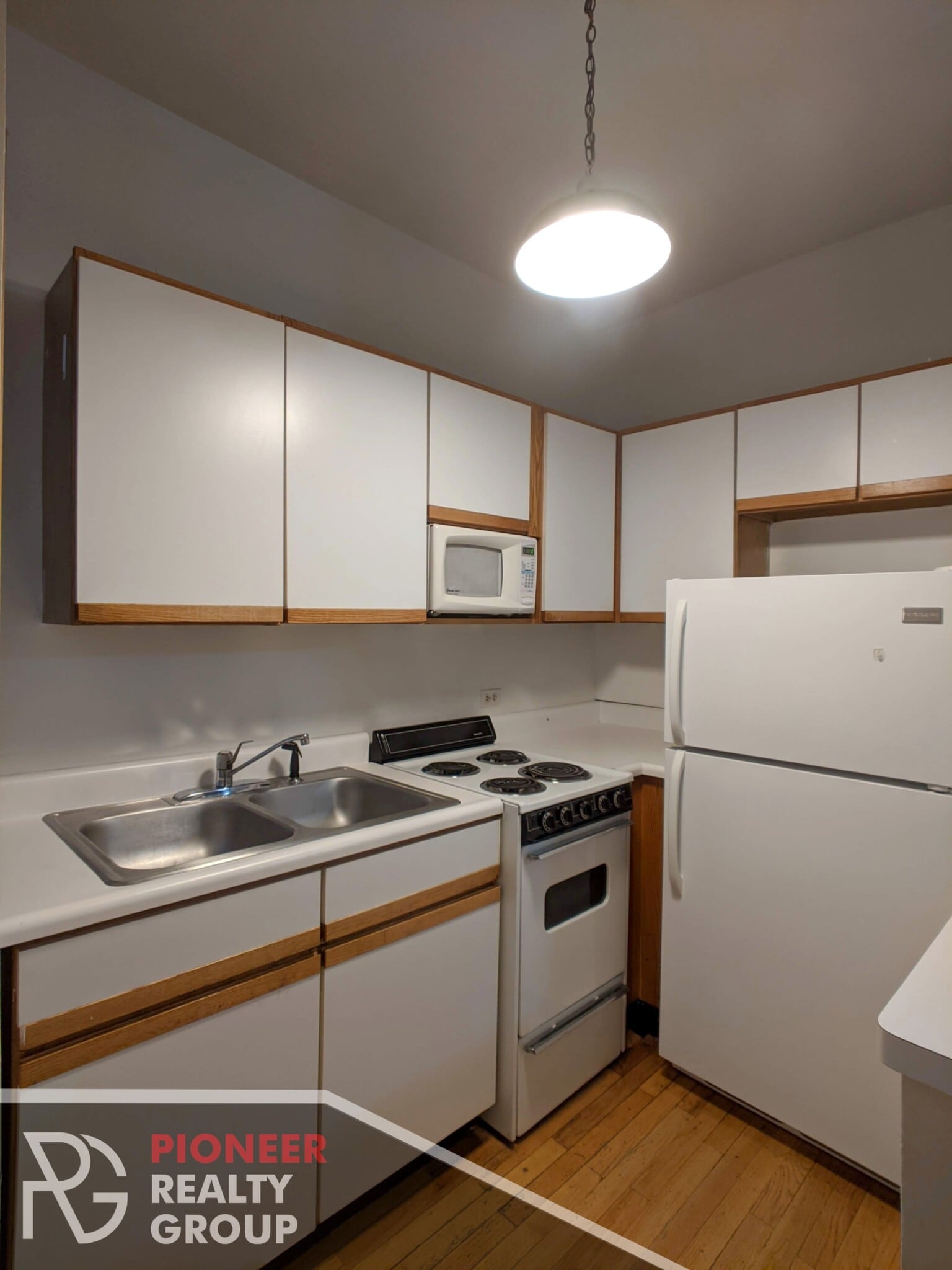 Building Photo - 633 W Barry Ave