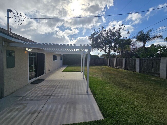 Building Photo - Beautiful 3 Bedroom 2 Bathroom Home In a P...