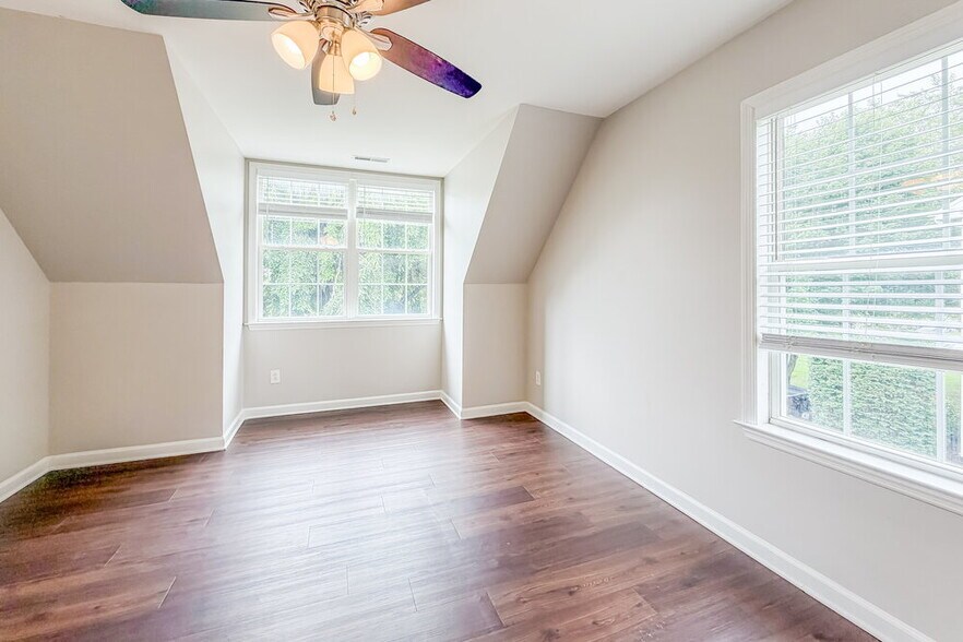 Building Photo - 2853 Sutherland Dr