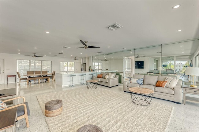Building Photo - 2717 Yacht Club Blvd