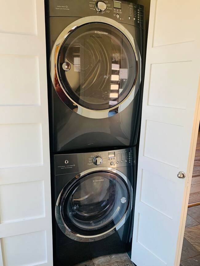 Building Photo - Stunning Luxury Home in Sunnyside