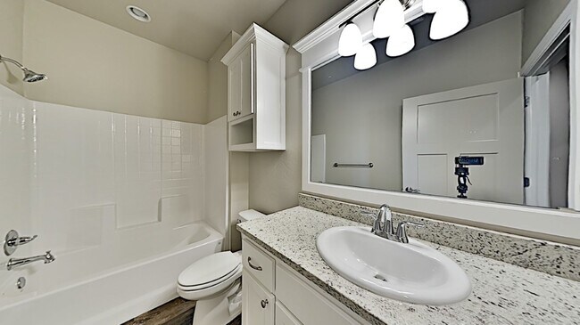 Building Photo - Very Nice 3 Bedroom 2 Bath Home in Yukon S...