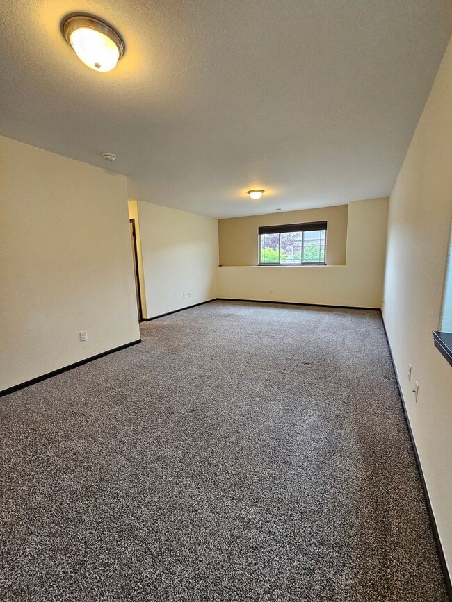 Building Photo - 3 BED | 2.5 BATH | SPLIT-FOYER HOME | DOUB...