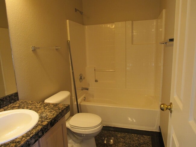 Building Photo - Duplex style townhome in Fox Run -Walking ...
