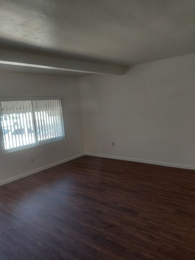 Building Photo - Charming Two Bedroom / One Bath Home! Very...