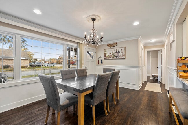 Building Photo - 8602 Oak Park Ave