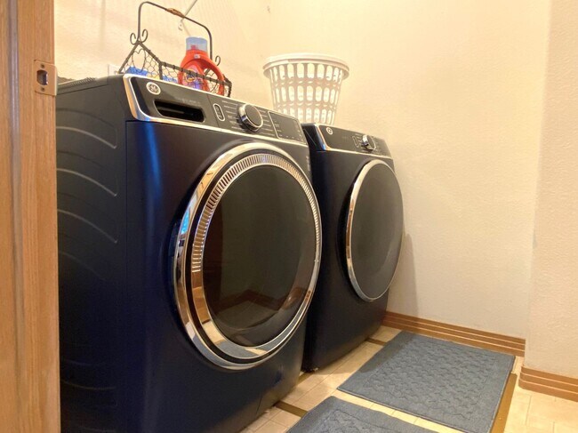 Building Photo - 28 Valley View Ln