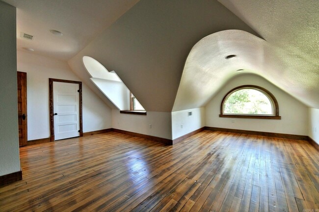 Building Photo - 101 10th St