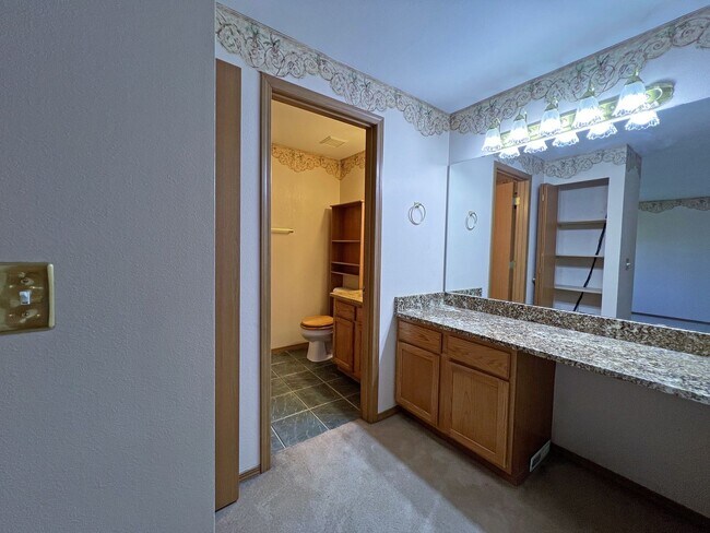 Building Photo - NE Tacoma - Large 3 bedroom 2.5 bathroom w...