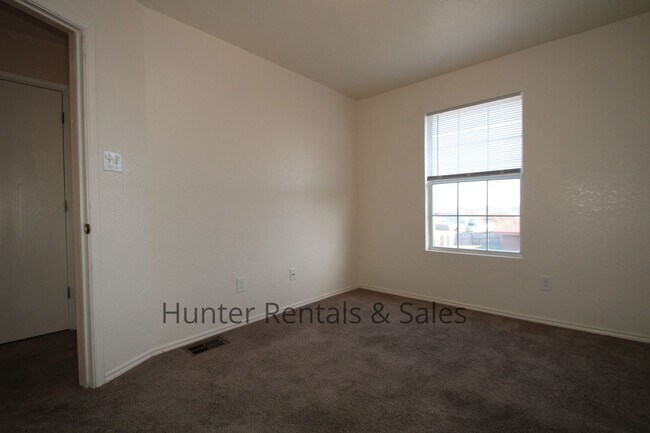 Building Photo - 2 Bedroom Townhome Ready For You!