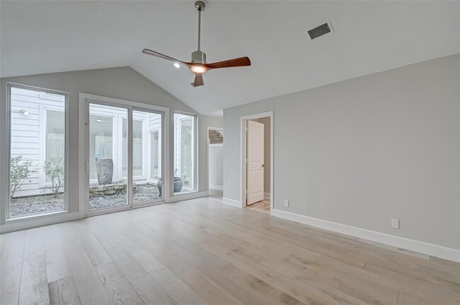 Building Photo - 915 Daria Dr