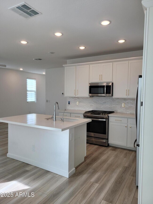 Building Photo - 2754 S Apache Dr